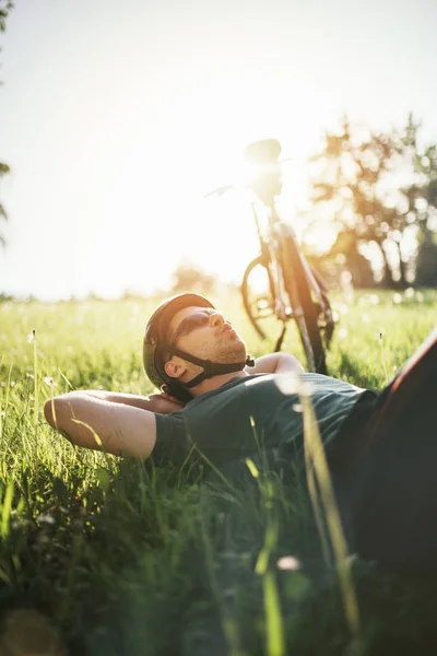 Male Mountain Biker Resting Lying Grass Individual Sport Motivation Inspiration — Stock Photo, Image