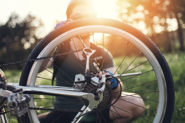 Bike Repair Young Man Repairing Mountain Bike Field — Stock Photo, Image