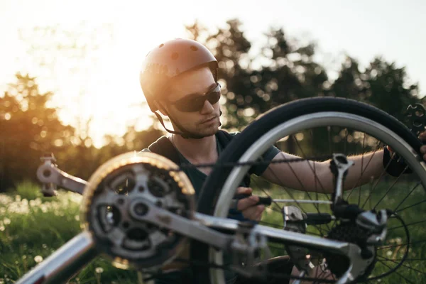 Bike Repair Young Man Repairing Mountain Bike Field — Stock Photo, Image