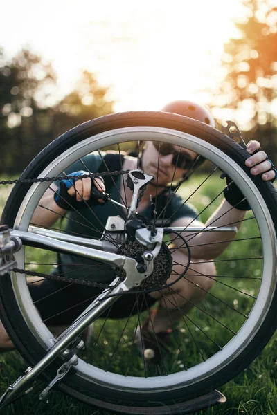 Bike Repair Young Man Repairing Mountain Bike Field — Stock Photo, Image