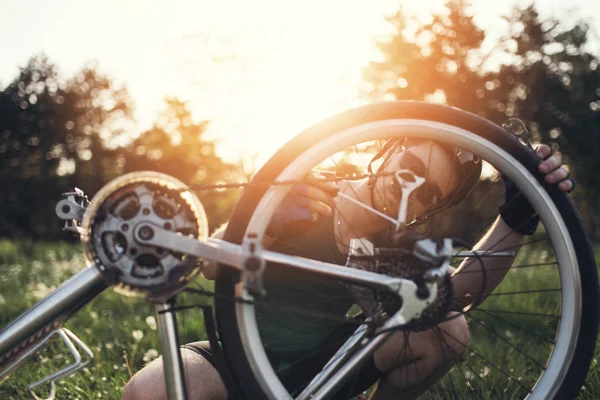 Bike Repair Young Man Repairing Mountain Bike Field — Stock Photo, Image