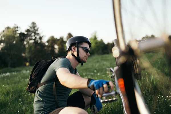 Bike Repair Young Man Repairing Mountain Bike Field — Stock Photo, Image