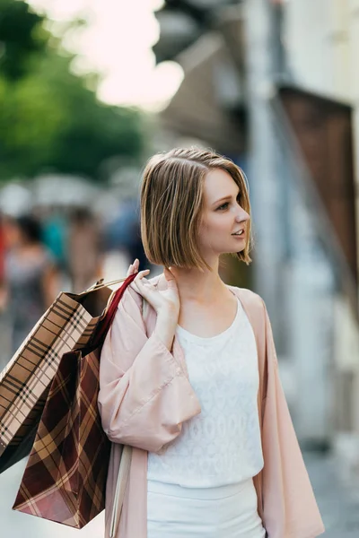 Bella Alla Moda Giovane Donna Con Borse Della Spesa Piedi — Foto Stock