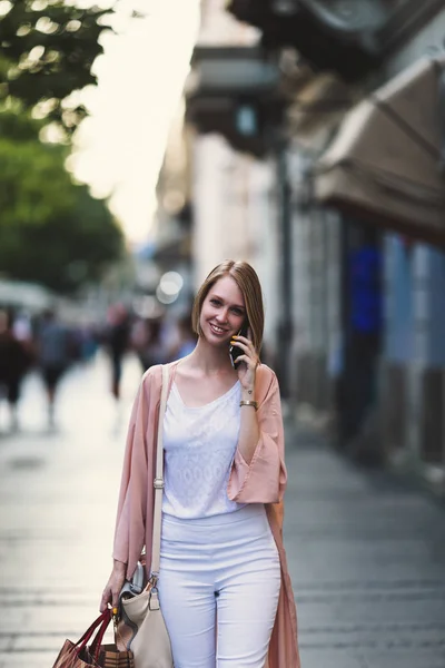 Vacker Och Moderiktig Ung Kvinna Med Shoppingväskor Står Stadens Gata — Stockfoto