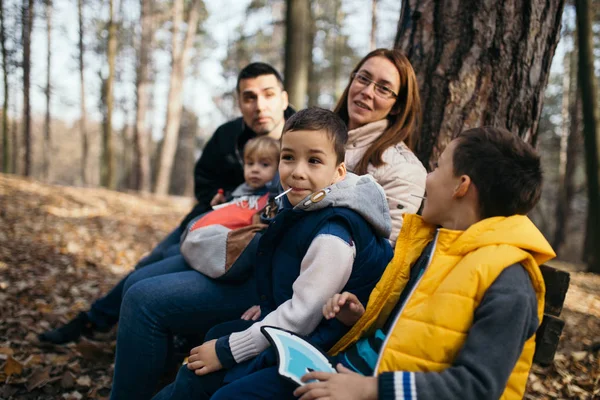 Joyeux Jeune Famille Profitant Une Belle Journée Automne Dans Parc — Photo