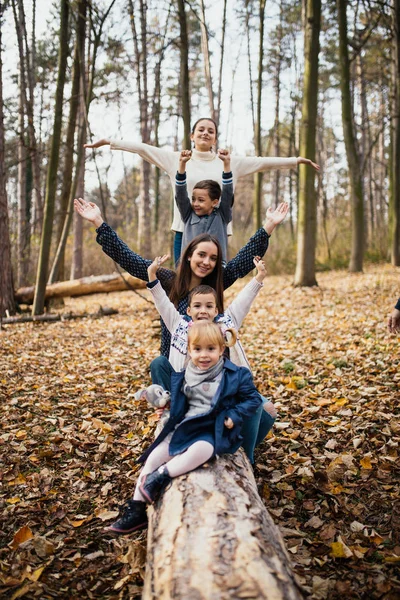 Geschwisterkinder Spielen Herbstpark — Stockfoto