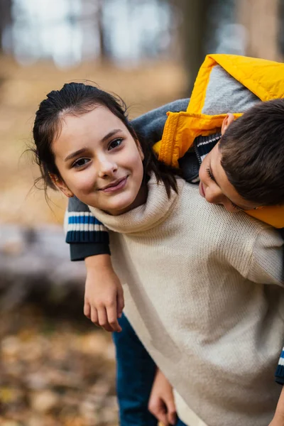 Belle Adolescente Jouissant Dans Parc Automne Marcher Jouer Avec Son — Photo