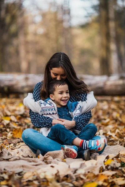 Piękne Nastoletnie Dziewczyna Cieszy Jesienny Park Wraz Jej Młodszym Bratem — Zdjęcie stockowe