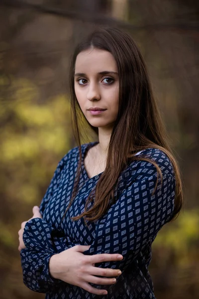 Retrato Una Hermosa Adolescente Pie Posando Parque Bosque Otoño Luz —  Fotos de Stock