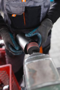 Metalurji ağır sanayi. Fabrika üretim ağır pelet soba ve kazanlar için. Çalışan eller kapatın. Son derece karanlık koşulları ve görünür gürültü.