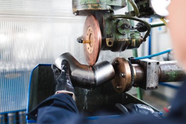 Metalurji ağır sanayi. Fabrika üretim ağır pelet soba ve kazanlar için. Çalışan eller kapatın. Son derece karanlık koşulları ve görünür gürültü.