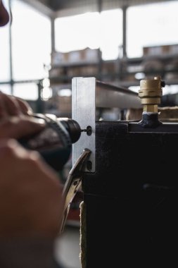 Metalurji ağır sanayi. Fabrika üretim ağır pelet soba ve kazanlar için. Çalışan eller kapatın. Son derece karanlık koşulları ve görünür gürültü.