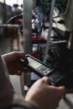 Metalurji ağır sanayi. Fabrika üretim ağır pelet soba ve kazanlar için. Çalışan eller kapatın. Son derece karanlık koşulları ve görünür gürültü.