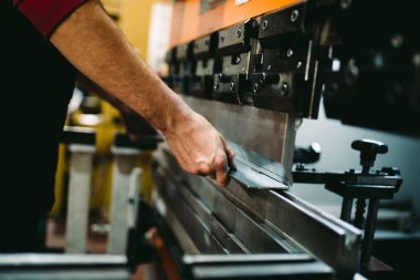 Metalurji ağır sanayi. Fabrika üretim ağır pelet soba ve kazanlar için. Çalışan eller kapatın. Son derece karanlık koşulları ve görünür gürültü.