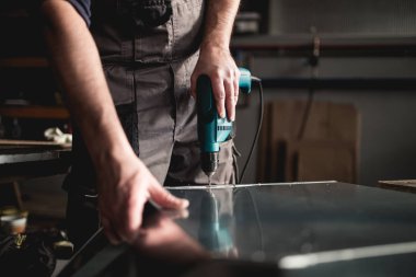Metalurji ağır sanayi. Fabrika üretim ağır pelet soba ve kazanlar için. Çalışan eller kapatın. Son derece karanlık koşulları ve görünür gürültü.
