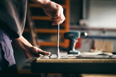 Metalurji ağır sanayi. Fabrika üretim ağır pelet soba ve kazanlar için. Çalışan eller kapatın. Son derece karanlık koşulları ve görünür gürültü.