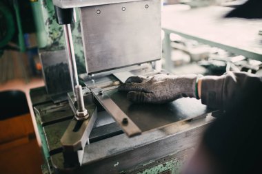 Metalurji ağır sanayi. Fabrika üretim ağır pelet soba ve kazanlar için. Çalışan eller kapatın. Son derece karanlık koşulları ve görünür gürültü.