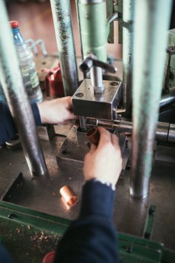 Metalurji ağır sanayi. Fabrika üretim ağır pelet soba ve kazanlar için. Çalışan eller kapatın. Son derece karanlık koşulları ve görünür gürültü.