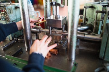 Metalurji ağır sanayi. Fabrika üretim ağır pelet soba ve kazanlar için. Çalışan eller kapatın. Son derece karanlık koşulları ve görünür gürültü.