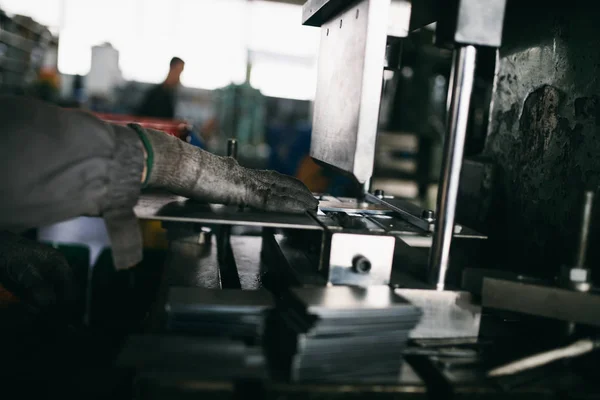 冶金重工業 重いペレット ストーブやボイラーの生産のための工場 労働者の手にクローズ アップ 非常に暗いと目に見えるノイズ — ストック写真