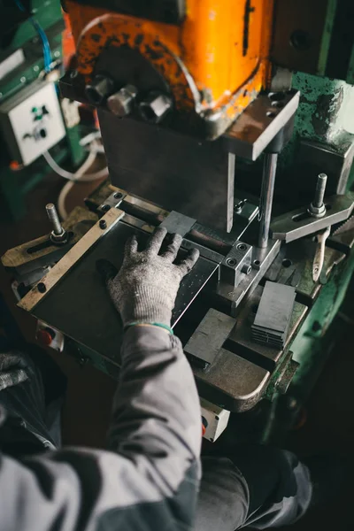 冶金重工業 重いペレット ストーブやボイラーの生産のための工場 労働者の手にクローズ アップ 非常に暗いと目に見えるノイズ — ストック写真