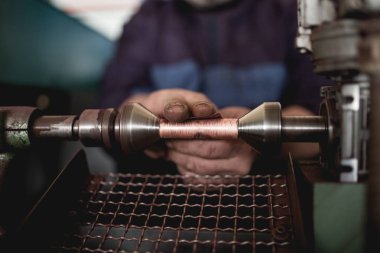 Metalurji ağır sanayi. Fabrika üretim ağır pelet soba ve kazanlar için. Çalışan eller kapatın. Son derece karanlık koşulları ve görünür gürültü.