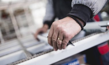 İşçi montaj Pvc kapı ve pencere. Üretim iş. Seçici odak. Alüminyum ve Pvc Pencere ve kapı üretimi için fabrika. 