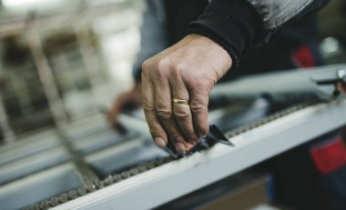 İşçi montaj Pvc kapı ve pencere. Üretim iş. Seçici odak. Alüminyum ve Pvc Pencere ve kapı üretimi için fabrika. 