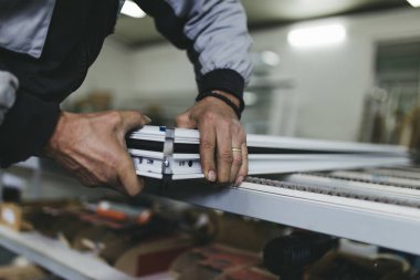 İşçi montaj Pvc kapı ve pencere. Üretim iş. Seçici odak. Alüminyum ve Pvc Pencere ve kapı üretimi için fabrika. 