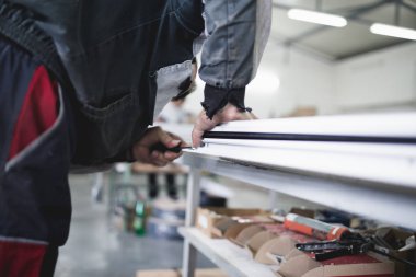 İşçi montaj Pvc kapı ve pencere. Üretim iş. Seçici odak. Alüminyum ve Pvc Pencere ve kapı üretimi için fabrika. 