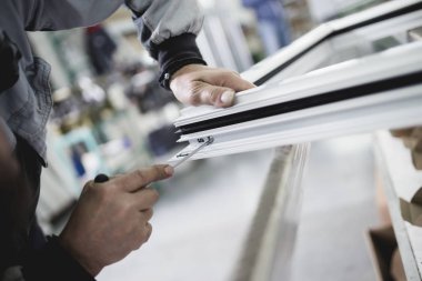 İşçi montaj Pvc kapı ve pencere. Üretim iş. Seçici odak. Alüminyum ve Pvc Pencere ve kapı üretimi için fabrika. 
