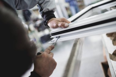 İşçi montaj Pvc kapı ve pencere. Üretim iş. Seçici odak. Alüminyum ve Pvc Pencere ve kapı üretimi için fabrika. 