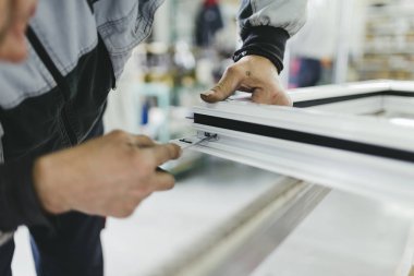 İşçi montaj Pvc kapı ve pencere. Üretim iş. Seçici odak. Alüminyum ve Pvc Pencere ve kapı üretimi için fabrika. 