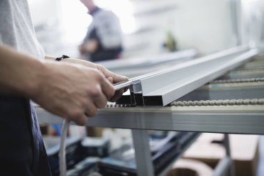 İşçi montaj Pvc kapı ve pencere. Üretim iş. Seçici odak. Alüminyum ve Pvc Pencere ve kapı üretimi için fabrika. 
