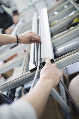 İşçi montaj Pvc kapı ve pencere. Üretim iş. Seçici odak. Alüminyum ve Pvc Pencere ve kapı üretimi için fabrika. 