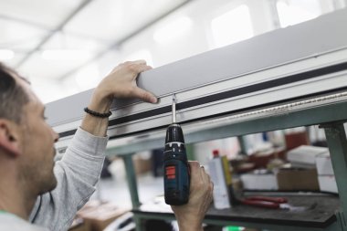 İşçi montaj Pvc kapı ve pencere. Üretim iş. Seçici odak. Alüminyum ve Pvc Pencere ve kapı üretimi için fabrika. 