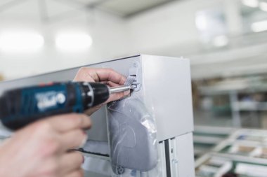 İşçi montaj Pvc kapı ve pencere. Üretim iş. Seçici odak. Alüminyum ve Pvc Pencere ve kapı üretimi için fabrika. 