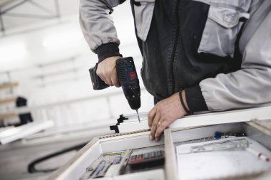 İşçi montaj Pvc kapı ve pencere. Üretim iş. Seçici odak. Alüminyum ve Pvc Pencere ve kapı üretimi için fabrika. 