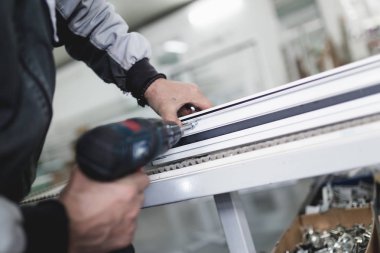 İşçi montaj Pvc kapı ve pencere. Üretim iş. Seçici odak. Alüminyum ve Pvc Pencere ve kapı üretimi için fabrika. 
