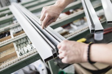 İşçi montaj Pvc kapı ve pencere. Üretim iş. Seçici odak. Alüminyum ve Pvc Pencere ve kapı üretimi için fabrika. 
