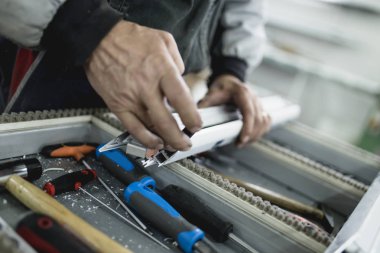 İşçi montaj Pvc kapı ve pencere. Üretim iş. Seçici odak. Alüminyum ve Pvc Pencere ve kapı üretimi için fabrika. 