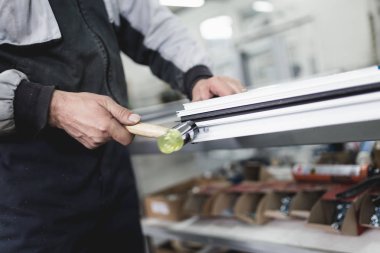 İşçi montaj Pvc kapı ve pencere. Üretim iş. Seçici odak. Alüminyum ve Pvc Pencere ve kapı üretimi için fabrika. 
