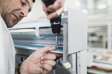 İşçi montaj Pvc kapı ve pencere. Üretim iş. Seçici odak. Alüminyum ve Pvc Pencere ve kapı üretimi için fabrika. 