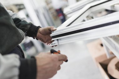 İşçi montaj Pvc kapı ve pencere. Üretim iş. Seçici odak. Alüminyum ve Pvc Pencere ve kapı üretimi için fabrika. 