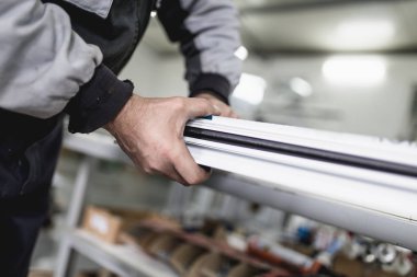 İşçi montaj Pvc kapı ve pencere. Üretim iş. Seçici odak. Alüminyum ve Pvc Pencere ve kapı üretimi için fabrika. 