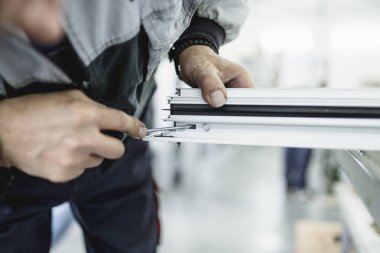 İşçi montaj Pvc kapı ve pencere. Üretim iş. Seçici odak. Alüminyum ve Pvc Pencere ve kapı üretimi için fabrika. 