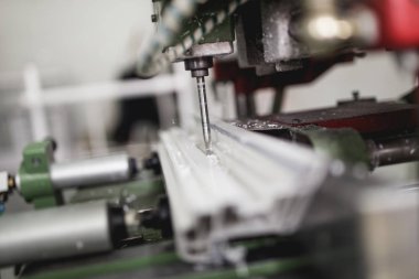 Alüminyum ve Pvc Pencere ve kapı üretimi için fabrika. Profil delme. 