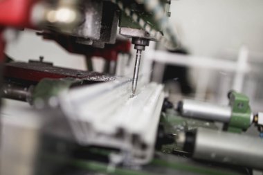 Alüminyum ve Pvc Pencere ve kapı üretimi için fabrika. Profil delme. 