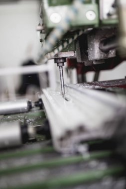 Alüminyum ve Pvc Pencere ve kapı üretimi için fabrika. Profil delme. 