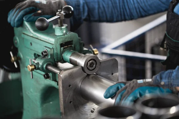Przemysł Ciężki Metalurgii Fabryki Produkcji Ciężkich Piecyki Kotły Robotnik Ręce — Zdjęcie stockowe